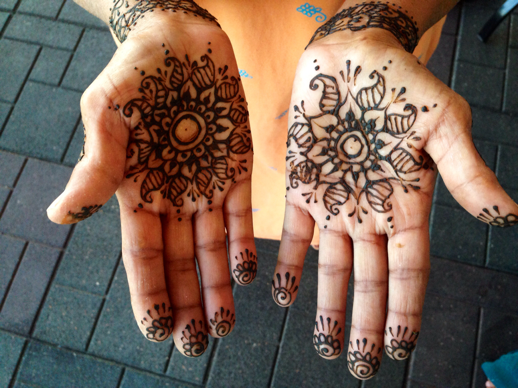 henna hand flowers